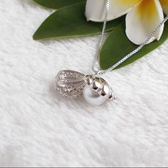 Little Mermaid Ariel Clamshell Pearl Necklace - Picture 4 of 6